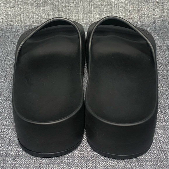 Balenciaga Chunky Black Rubber Slide Sandals 
EU 38 / US 8 - Picture 6 of 11